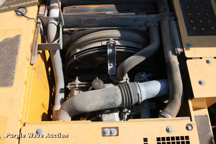 image for item DD8251 2006 John Deere 225C LC excavator