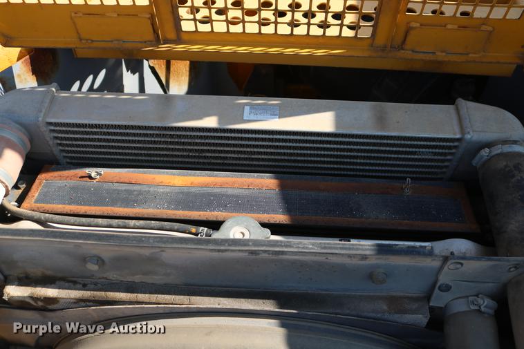 image for item DD8251 2006 John Deere 225C LC excavator