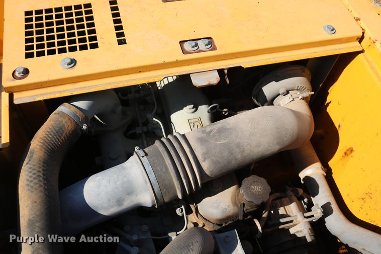 image for item DD8251 2006 John Deere 225C LC excavator