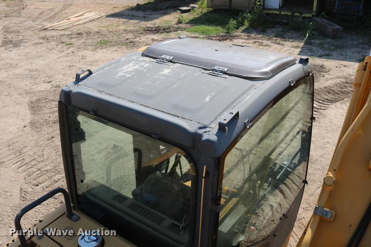 image for item DD8251 2006 John Deere 225C LC excavator