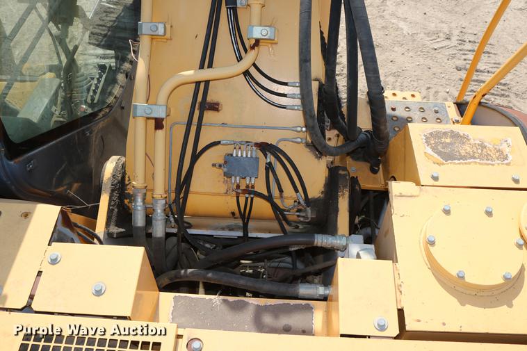 image for item DD8251 2006 John Deere 225C LC excavator