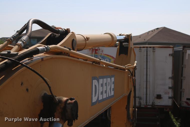 image for item DD8251 2006 John Deere 225C LC excavator