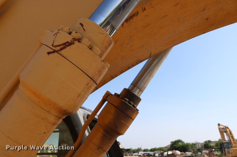 image for item DD8251 2006 John Deere 225C LC excavator