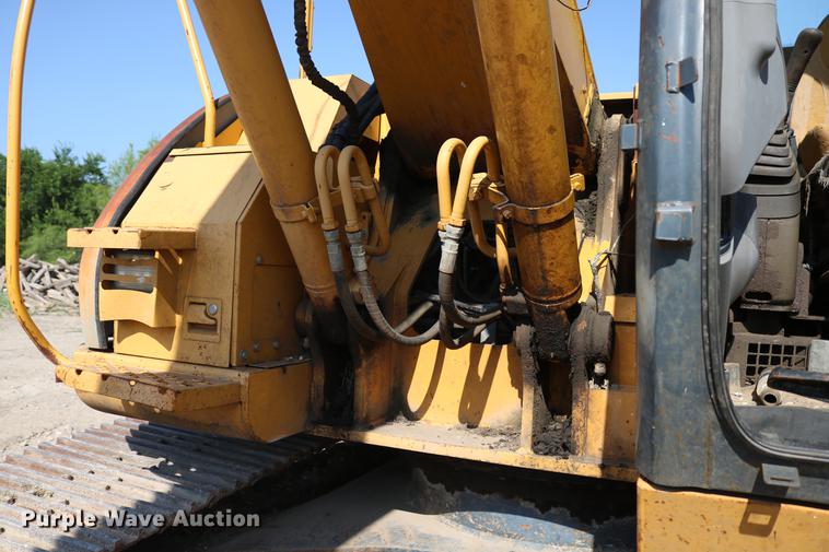 image for item DD8251 2006 John Deere 225C LC excavator
