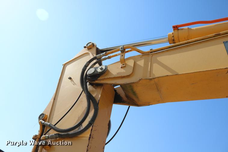image for item DD8251 2006 John Deere 225C LC excavator