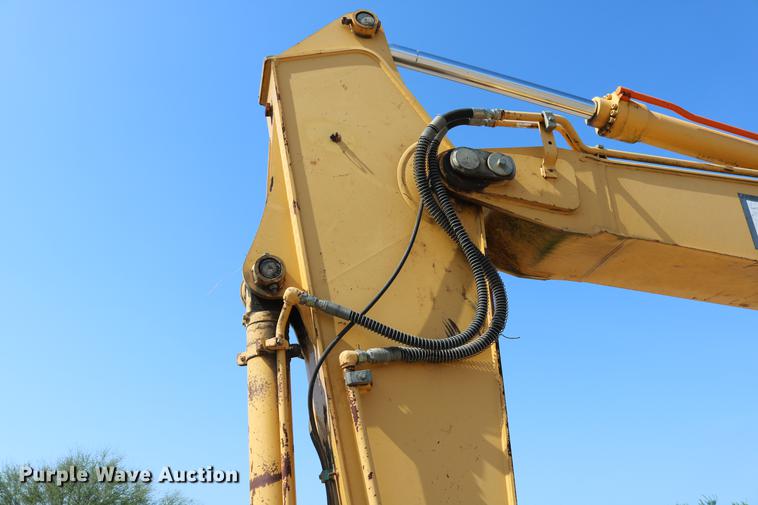 image for item DD8251 2006 John Deere 225C LC excavator