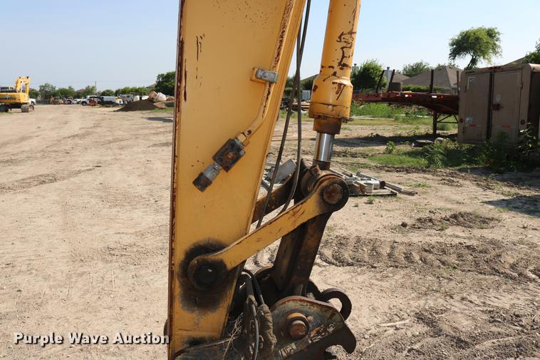 image for item DD8251 2006 John Deere 225C LC excavator