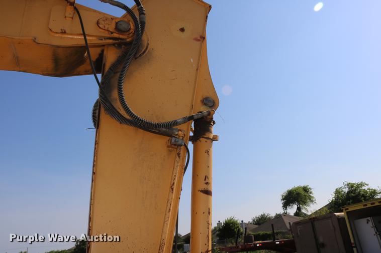 image for item DD8251 2006 John Deere 225C LC excavator