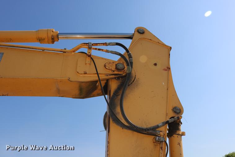 image for item DD8251 2006 John Deere 225C LC excavator