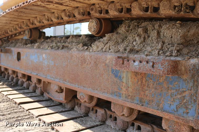 image for item DD8251 2006 John Deere 225C LC excavator