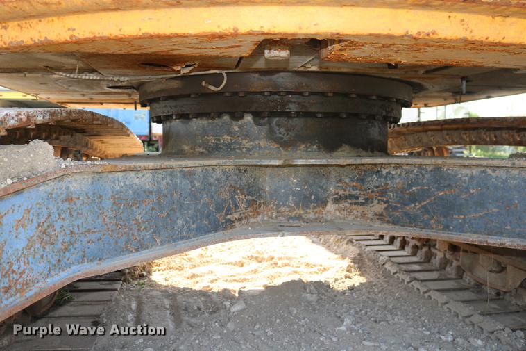 image for item DD8251 2006 John Deere 225C LC excavator