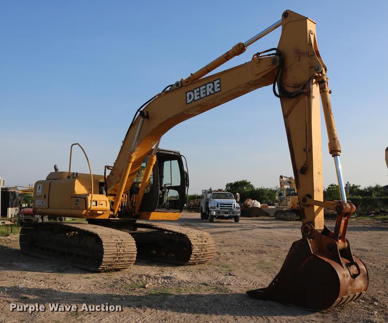 image for item DD8258 2004 John Deere 200C LC excavator