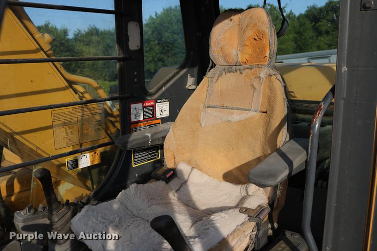 image for item DD8258 2004 John Deere 200C LC excavator