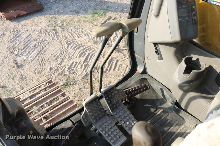 image for item DD8258 2004 John Deere 200C LC excavator