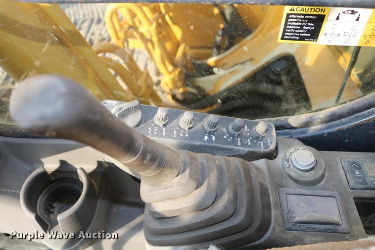 image for item DD8258 2004 John Deere 200C LC excavator