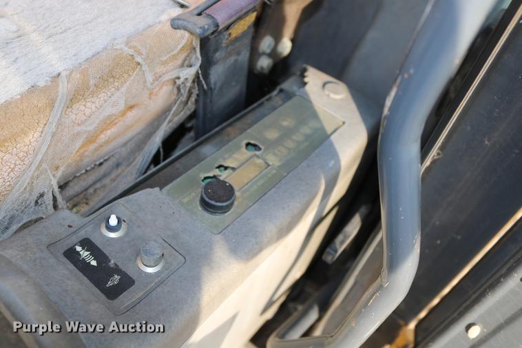 image for item DD8258 2004 John Deere 200C LC excavator