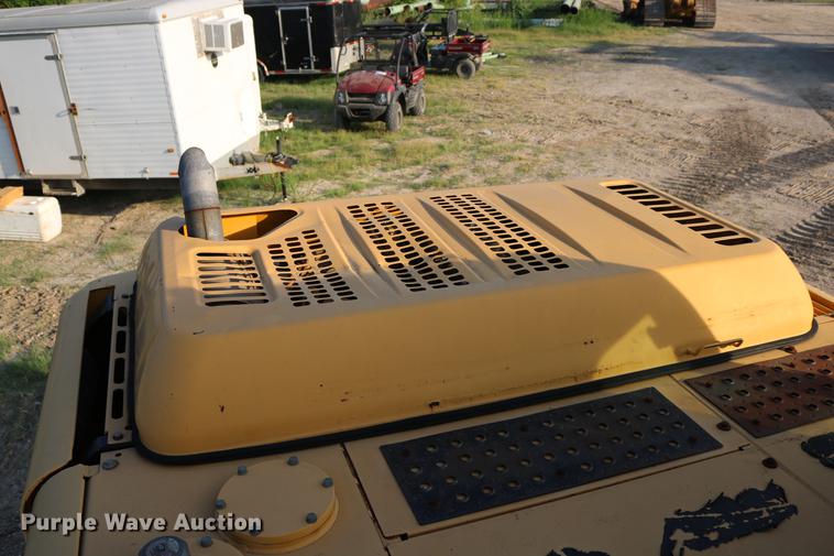 image for item DD8258 2004 John Deere 200C LC excavator