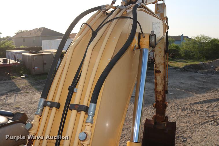 image for item DD8258 2004 John Deere 200C LC excavator