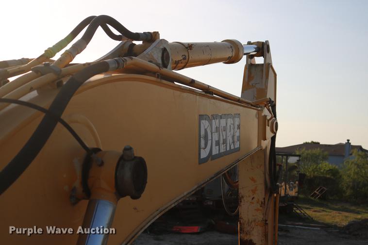 image for item DD8258 2004 John Deere 200C LC excavator