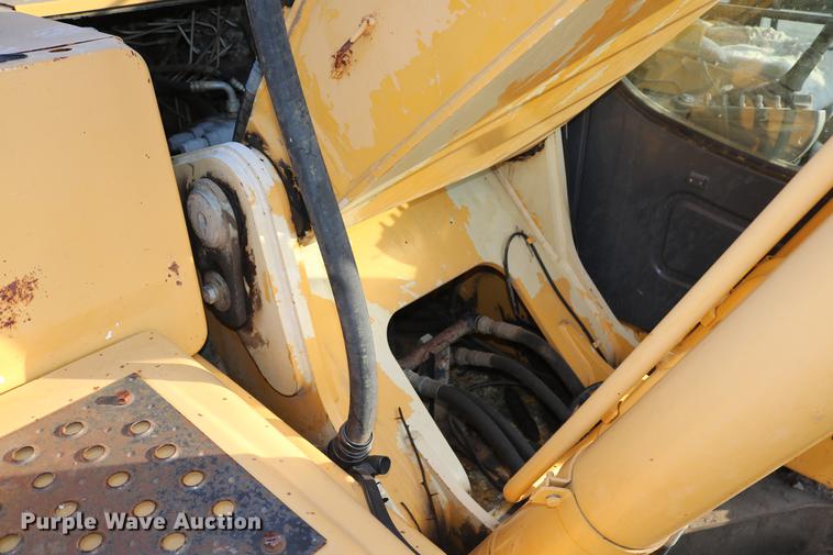 image for item DD8258 2004 John Deere 200C LC excavator