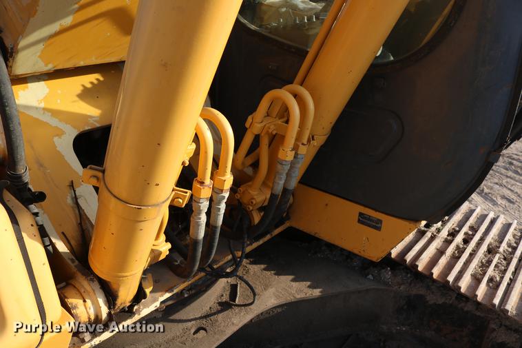 image for item DD8258 2004 John Deere 200C LC excavator