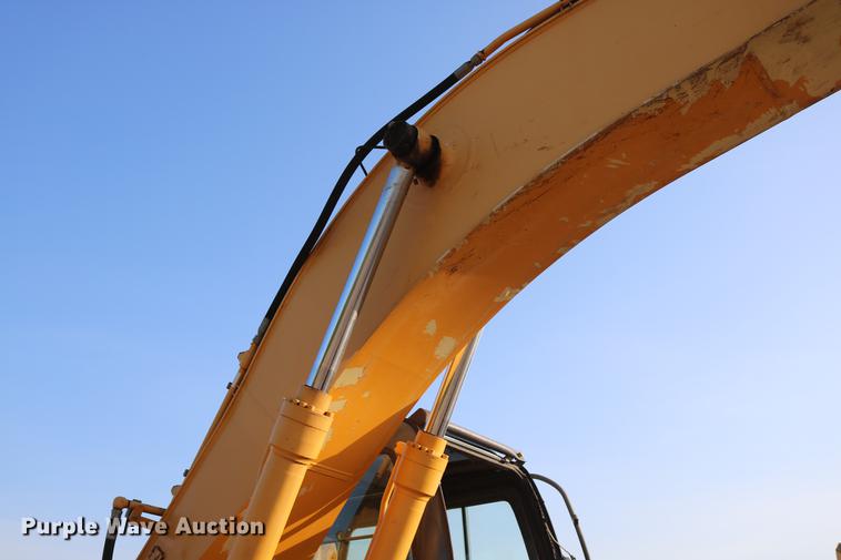 image for item DD8258 2004 John Deere 200C LC excavator