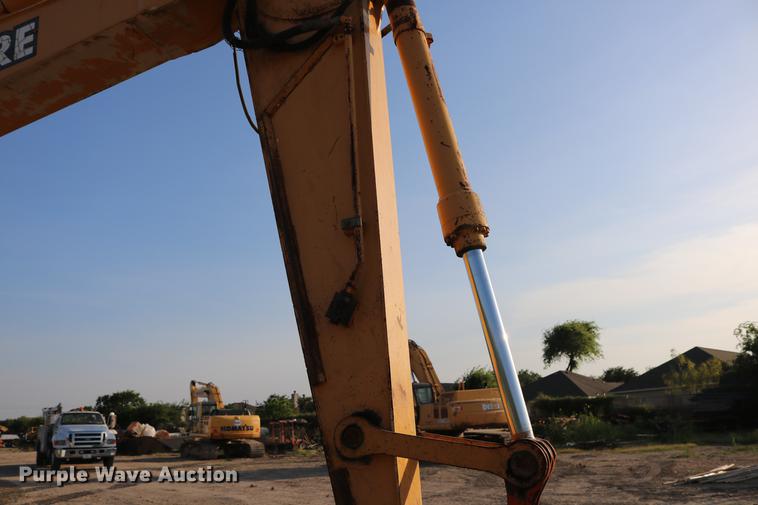 image for item DD8258 2004 John Deere 200C LC excavator