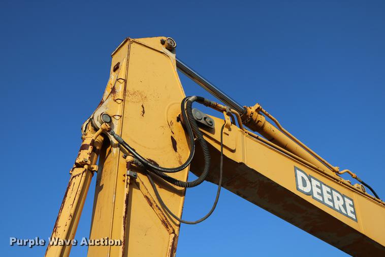 image for item DD8258 2004 John Deere 200C LC excavator