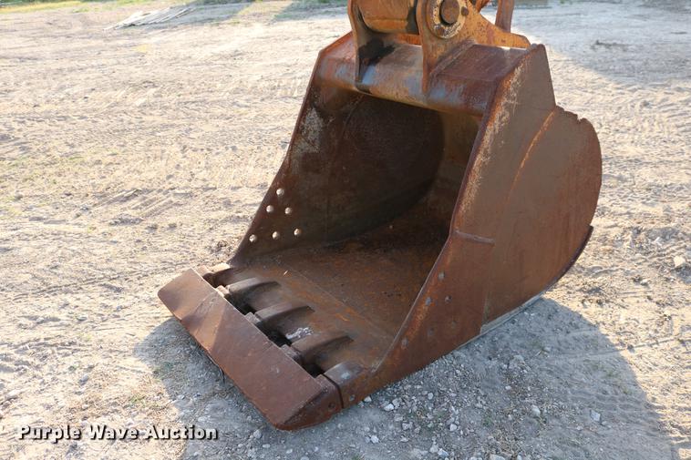 image for item DD8258 2004 John Deere 200C LC excavator