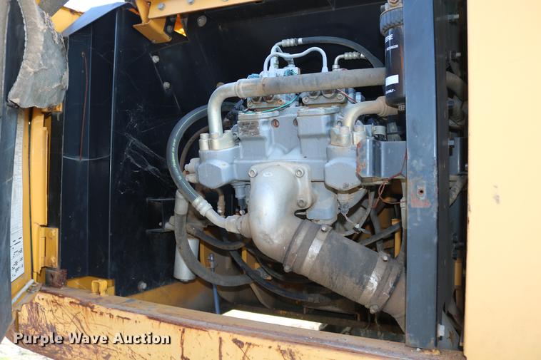 image for item DD8258 2004 John Deere 200C LC excavator