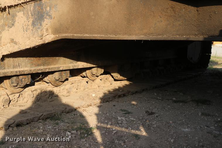 image for item DD8258 2004 John Deere 200C LC excavator