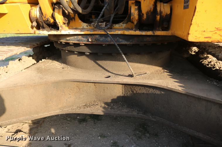 image for item DD8258 2004 John Deere 200C LC excavator