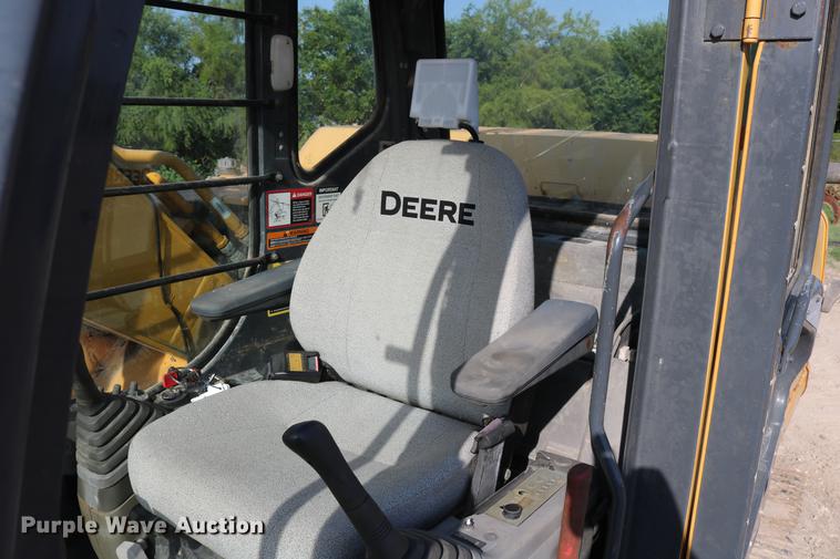 image for item DD8259 2004 John Deere 200C LC excavator