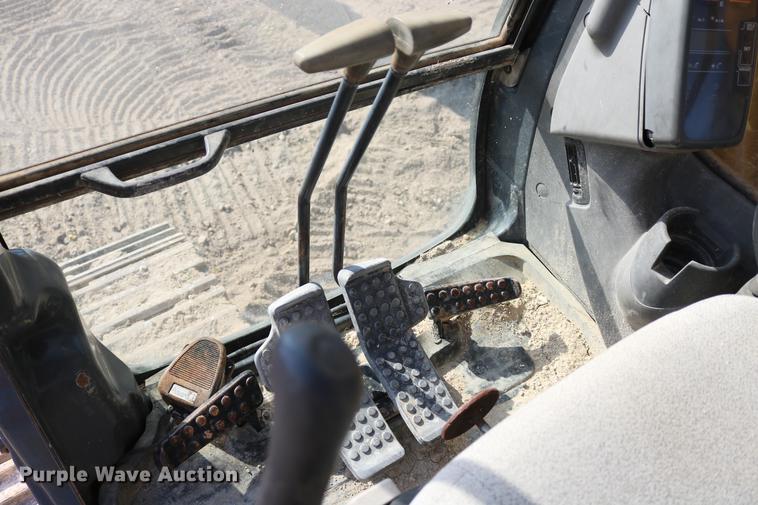 image for item DD8259 2004 John Deere 200C LC excavator