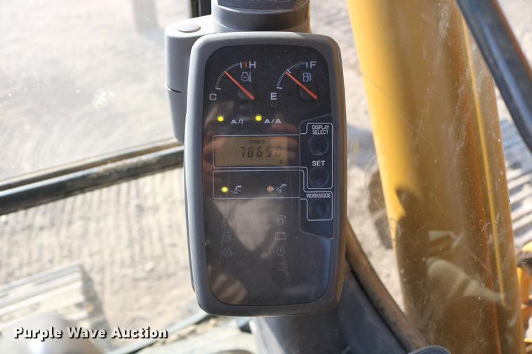 image for item DD8259 2004 John Deere 200C LC excavator