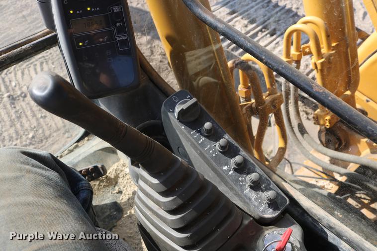 image for item DD8259 2004 John Deere 200C LC excavator