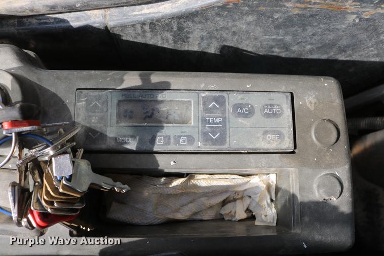 image for item DD8259 2004 John Deere 200C LC excavator