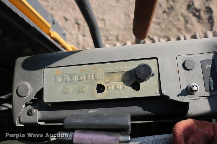 image for item DD8259 2004 John Deere 200C LC excavator