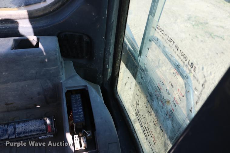 image for item DD8259 2004 John Deere 200C LC excavator