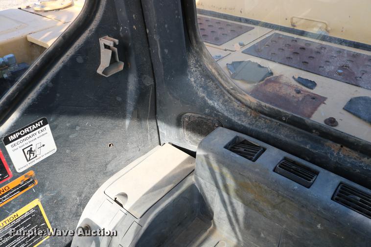 image for item DD8259 2004 John Deere 200C LC excavator