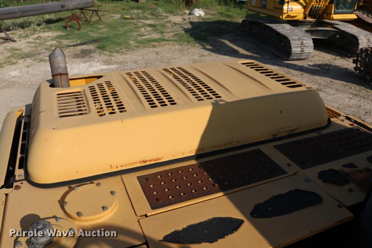 image for item DD8259 2004 John Deere 200C LC excavator