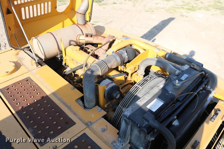 image for item DD8259 2004 John Deere 200C LC excavator