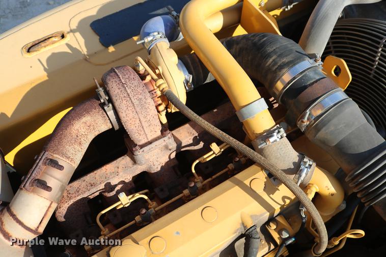 image for item DD8259 2004 John Deere 200C LC excavator