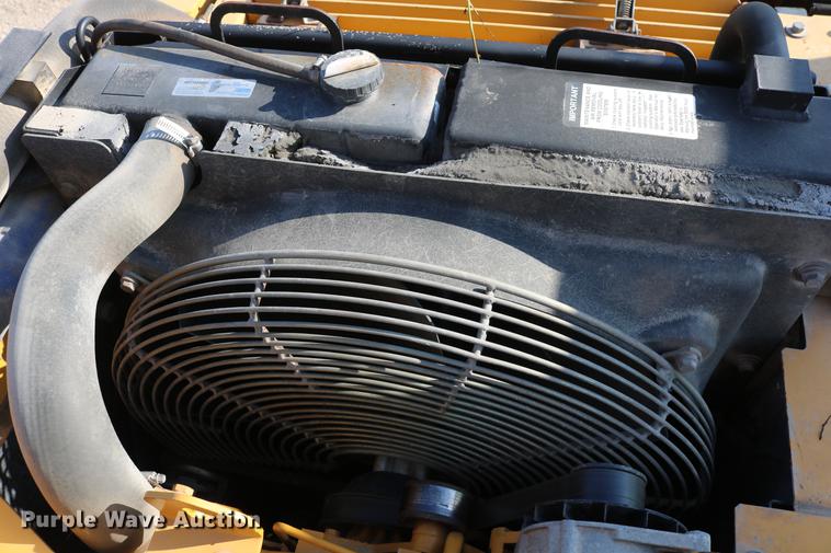 image for item DD8259 2004 John Deere 200C LC excavator