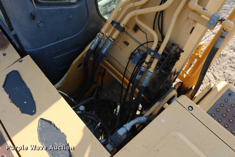 image for item DD8259 2004 John Deere 200C LC excavator