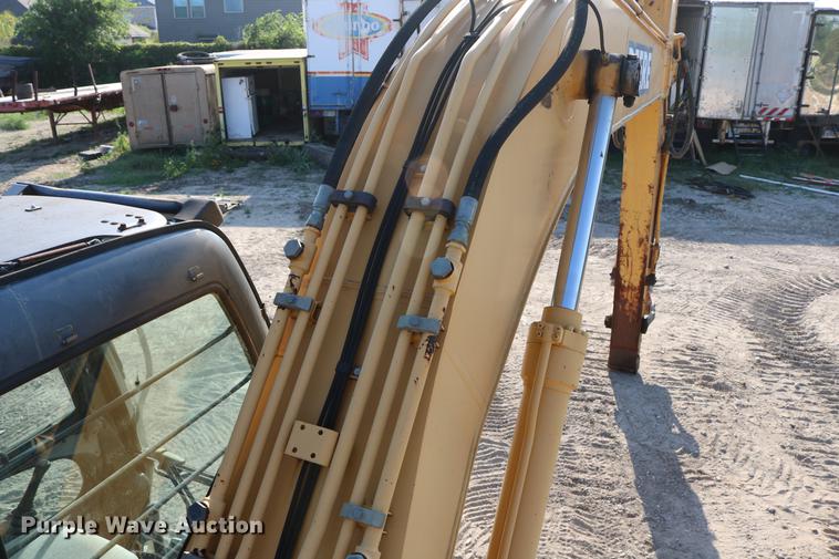 image for item DD8259 2004 John Deere 200C LC excavator