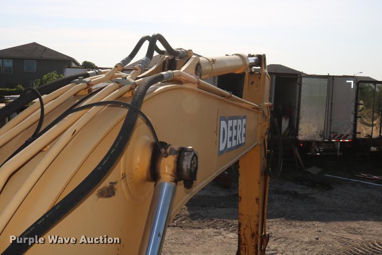 image for item DD8259 2004 John Deere 200C LC excavator