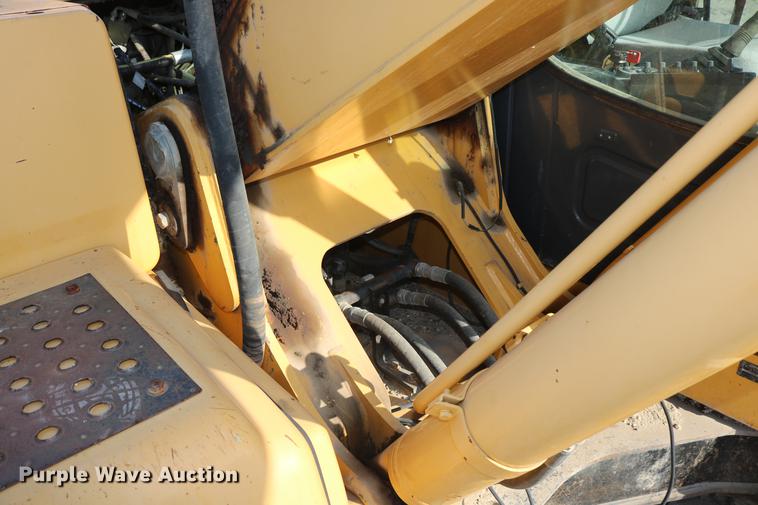 image for item DD8259 2004 John Deere 200C LC excavator