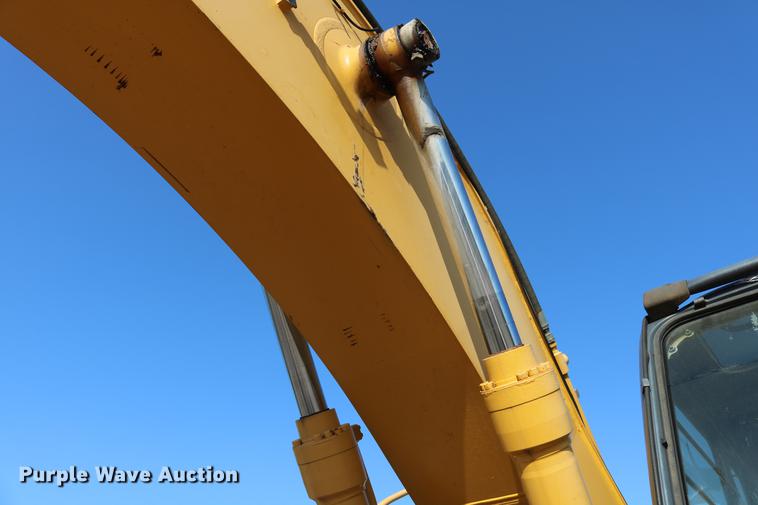 image for item DD8259 2004 John Deere 200C LC excavator