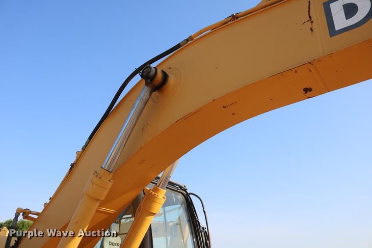 image for item DD8259 2004 John Deere 200C LC excavator